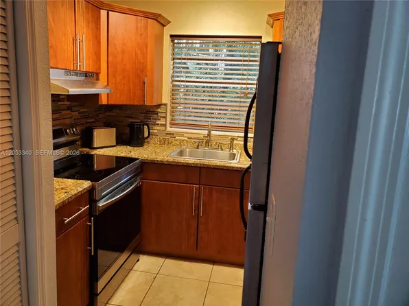 1300 Moffett St APT 208, Hallandale, FL 33009