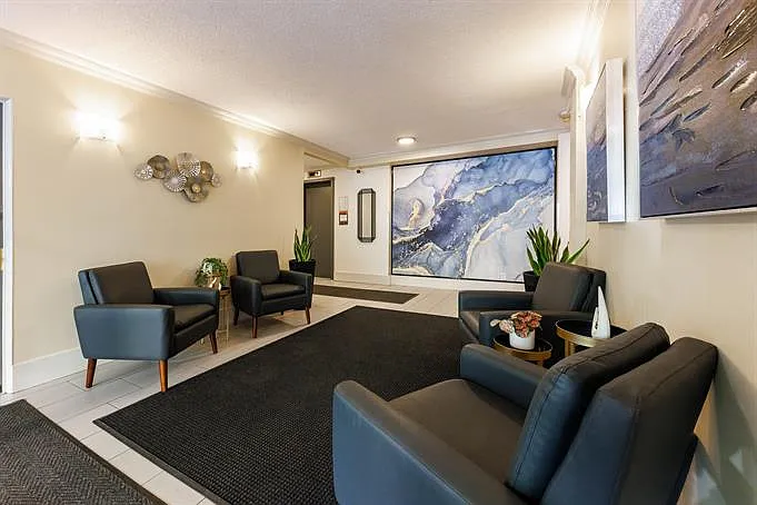 Park Royal Apartments — Photo 3