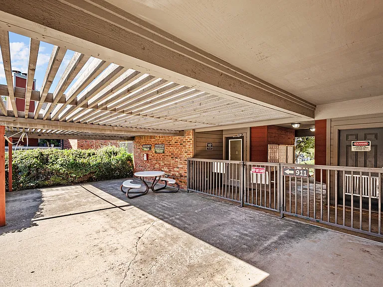 Kennington Apartments — Photo 21