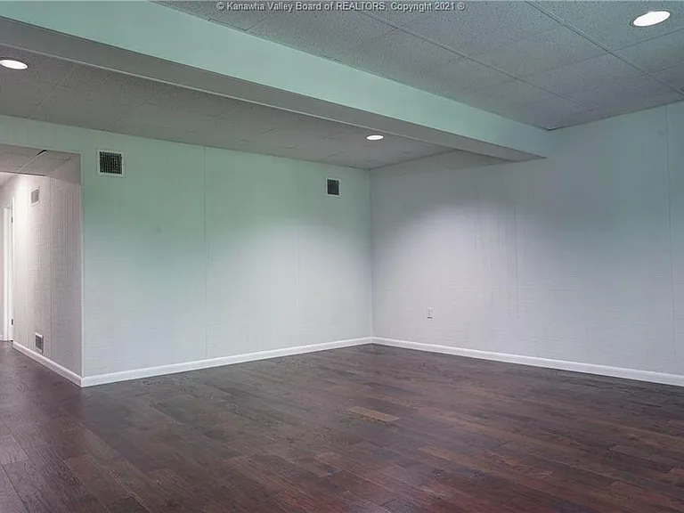 225 Walker Dr — Photo 10