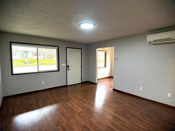 5th image of 615 E 22nd St