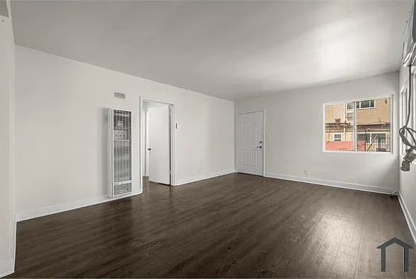 14616-14618 Blythe St #4 — Photo 6