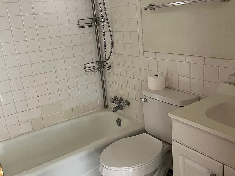 Dellwood Apartments — Photo 10