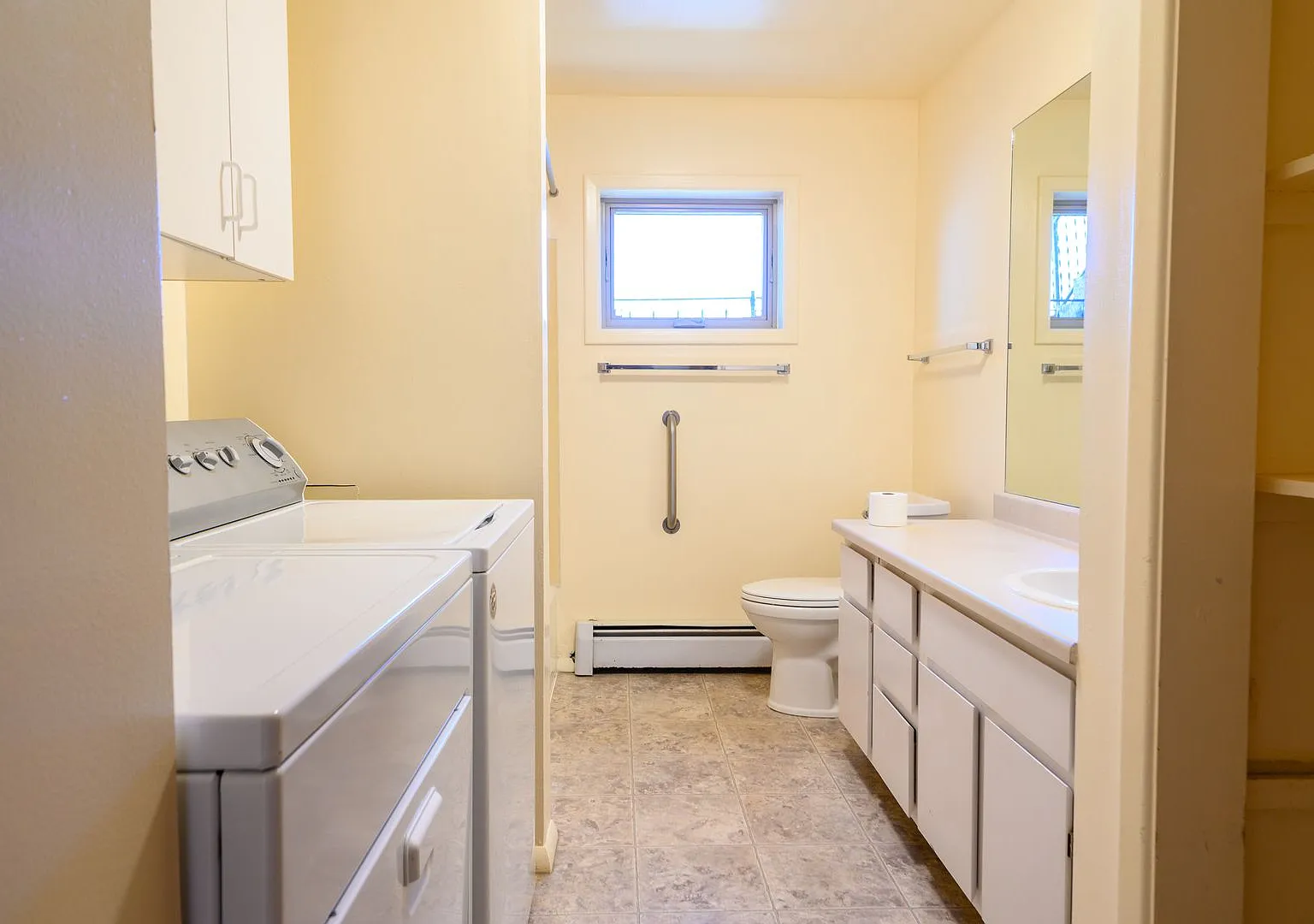 Adorable 3 bedroom 1 bathroom Top Level Unit — Photo 4