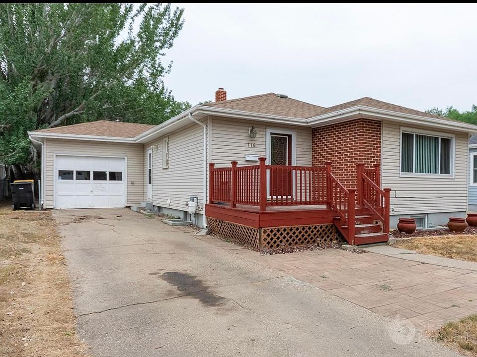 2nd image of 716 W Avenue B