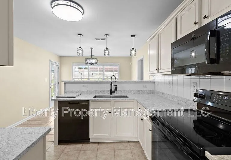 130 Breezewood Dr — Photo 10