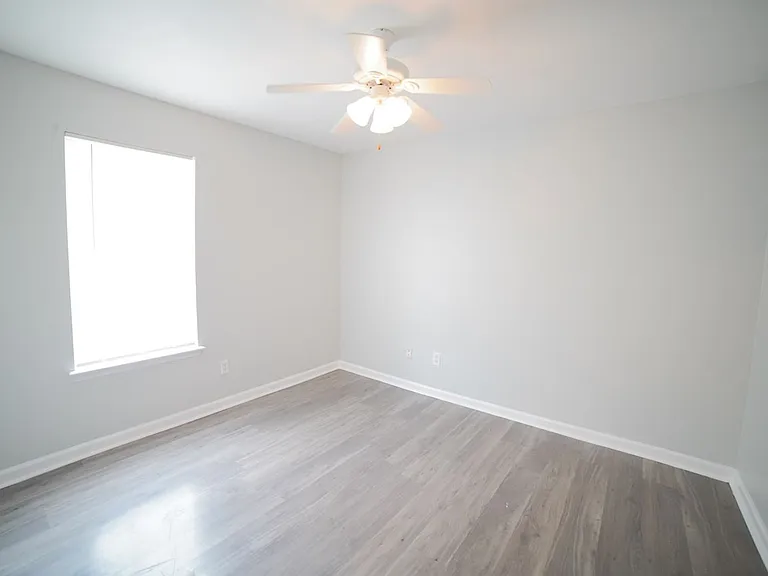 1060 Kingdom Dr — Photo 13
