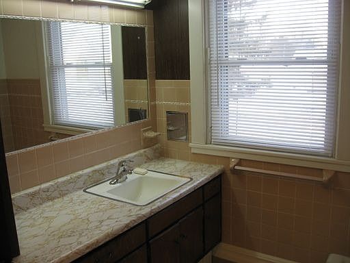 3rd image of 302 1/2 S Elkhart St