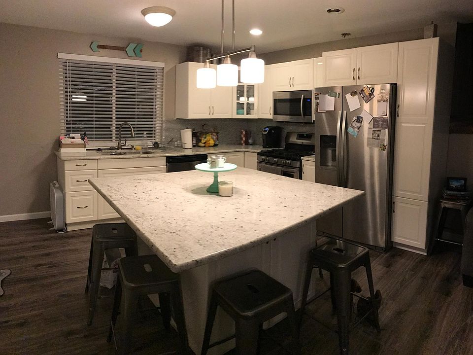 Fully updated kitchen with all new appliances and 5x5 island