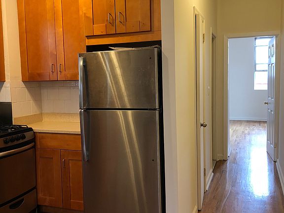 3rd image of 25-09 Astoria Blvd #2R