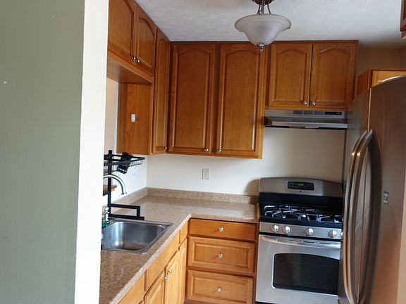 3rd image of 185 Glenkirk Dr