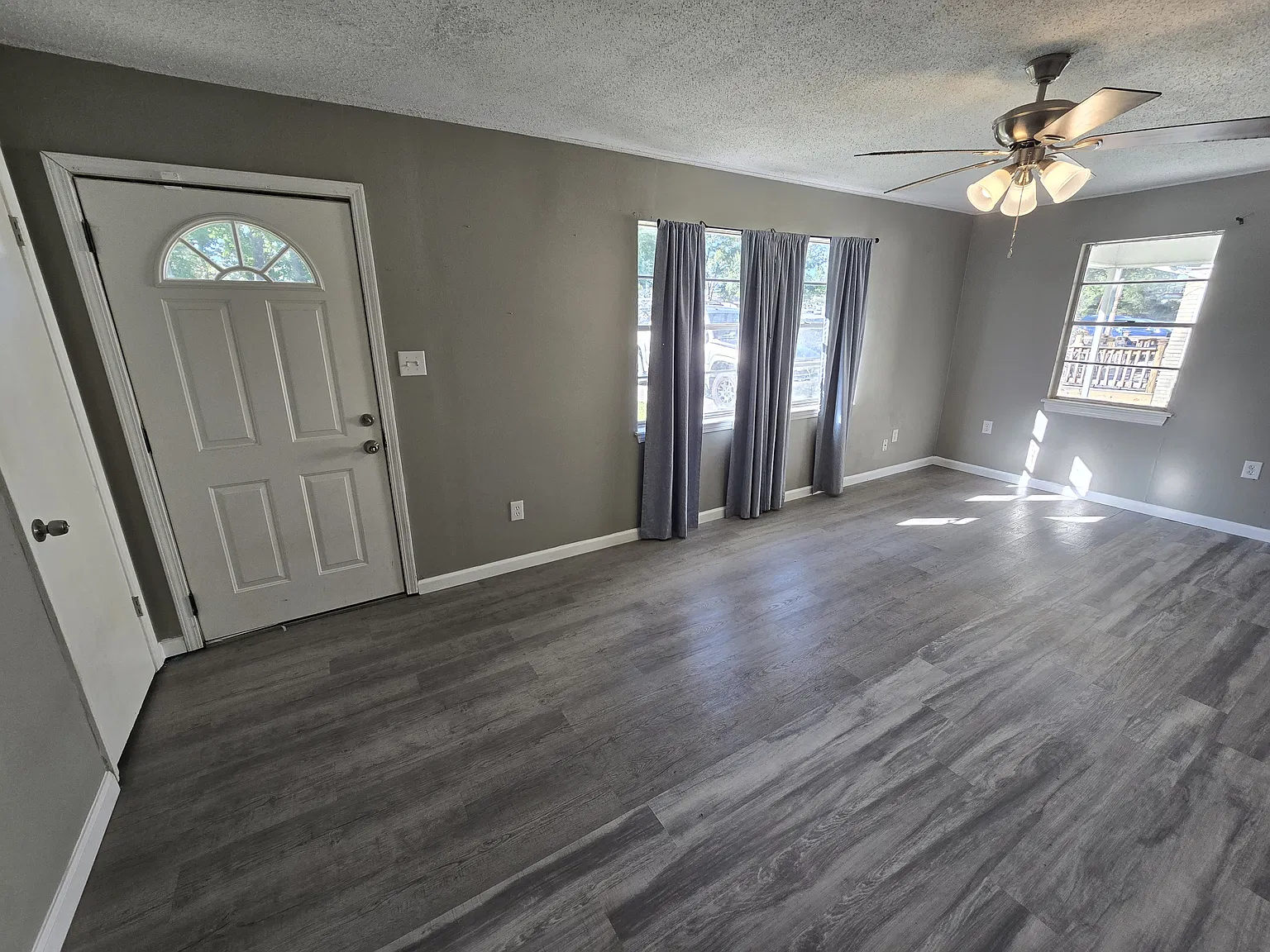 Beautiful 3-Bedroom, 1-Bath Home — Photo 4