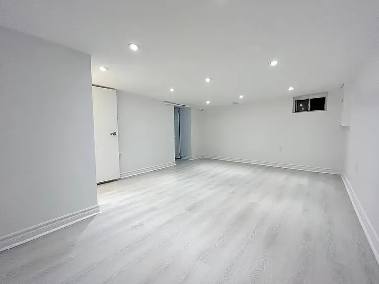 182 John St N — Photo 14