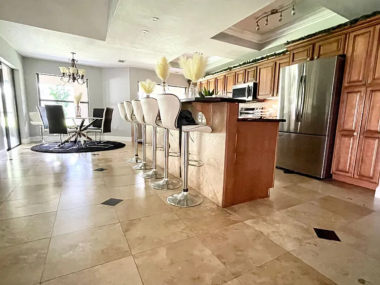 1102 S Sugartree Dr — Photo 7