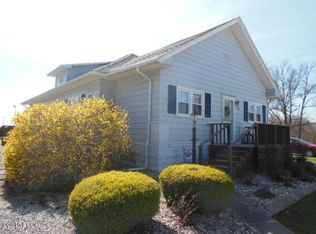 845 Monroe St, Louisville, IL 62858