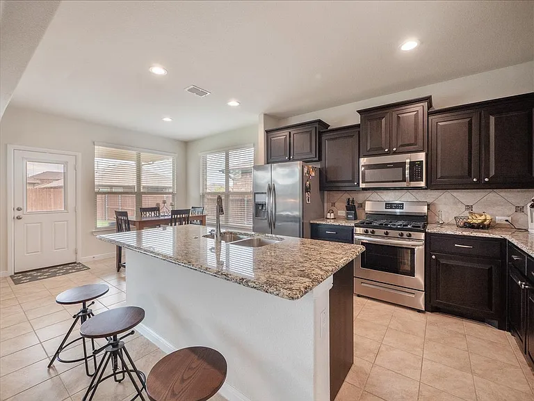 1104 Genola Dr — Photo 4
