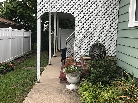 Side entrance from the street.