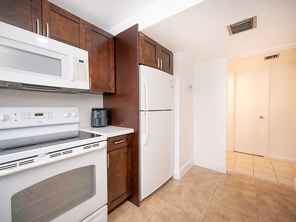 3rd image of 500 NE 26th St APT 2C