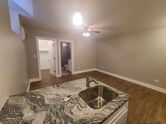 4th image of 824 W Cuyler Ave Unit 300