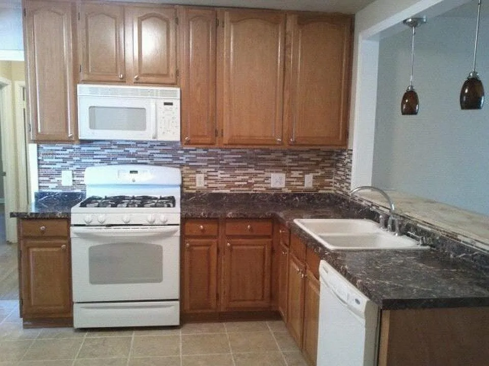 3 bed, 1700 sqft, $2,100 — Photo 2