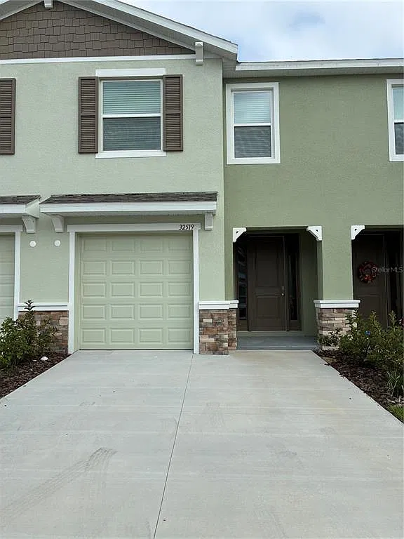 3 bed, 2.5 bath, 1673 sqft, $2,140 — Photo 2