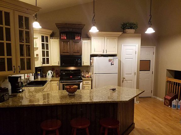 3rd image of 22 E Twin Oaks Ln