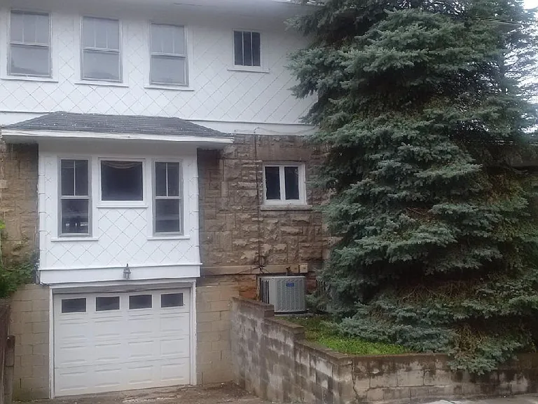 324 E 2nd St — Photo 5