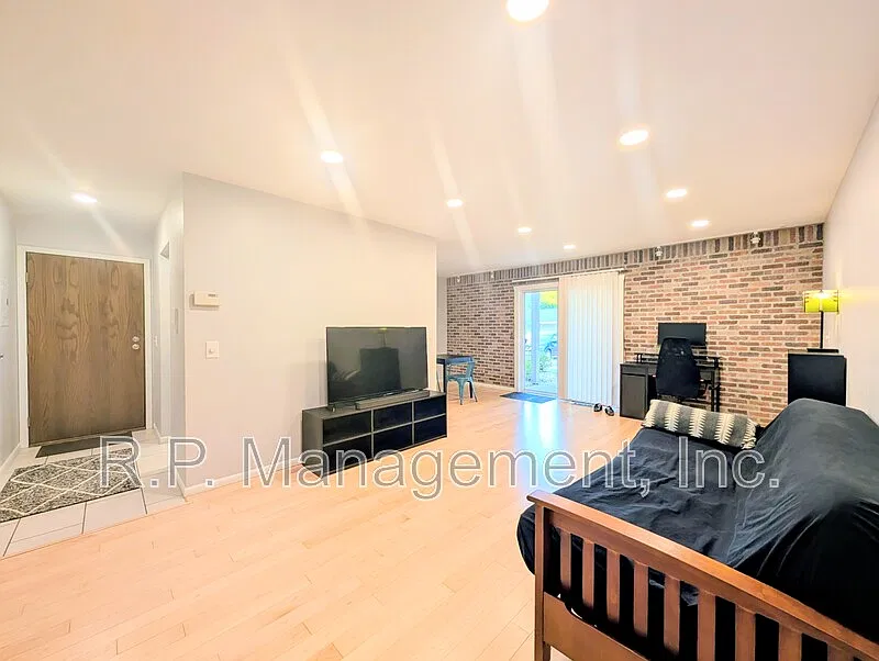 2 bed, 1.0 bath, 1060 sqft, $1,997 — Photo 1