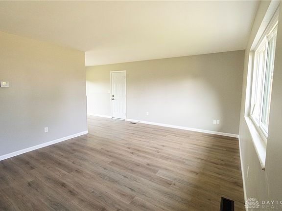 2nd image of 467 Mayfield Ct