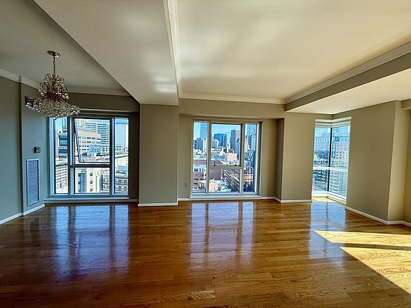 4th image of 1 Nassau St Unit 1705