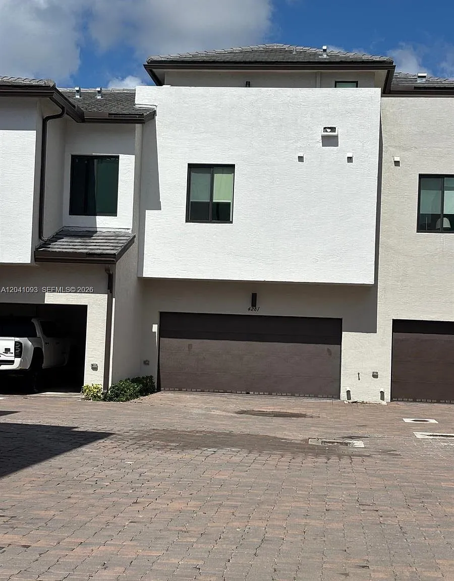 3 bed, 2.5 bath, 2070 sqft, $4,600 — Photo 3
