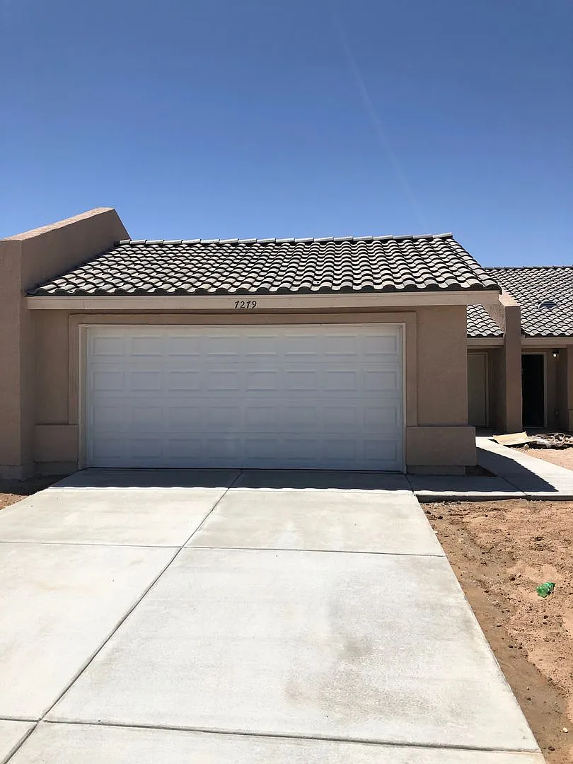 3 bedroom Townhome in Desert Sky! — Photo 1