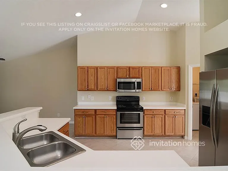 261 NE Granduer Ave — Photo 5