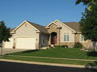 611 S Meadowbrook Ln, Waunakee, WI 53597