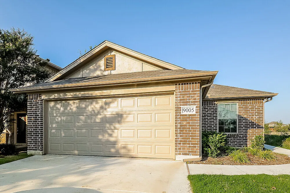3 bed, 2.0 bath, 1526 sqft, $2,130 — Photo 1