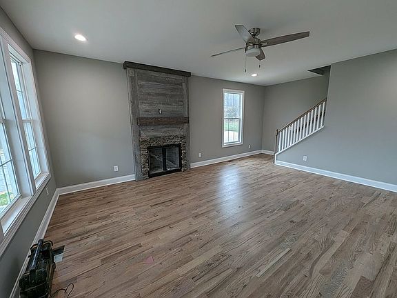 4th image of 135 Maplewood Ct