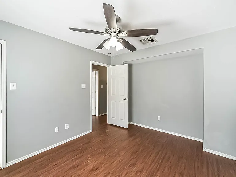 8726 Old Maple Ln — Photo 34