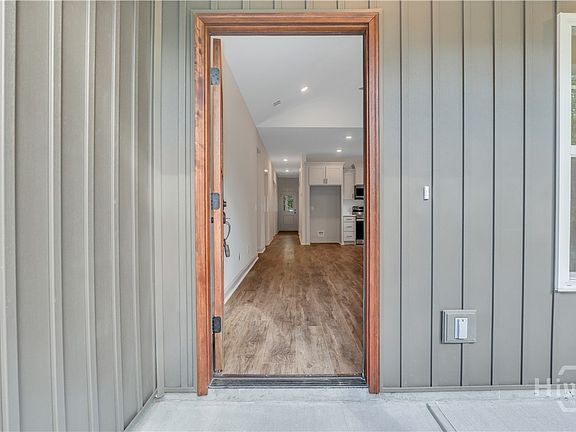 3rd image of 733 W Ninth Street