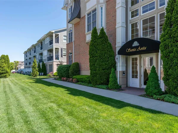 707 Roosevelt Way #20-104, Westbury, NY 11590