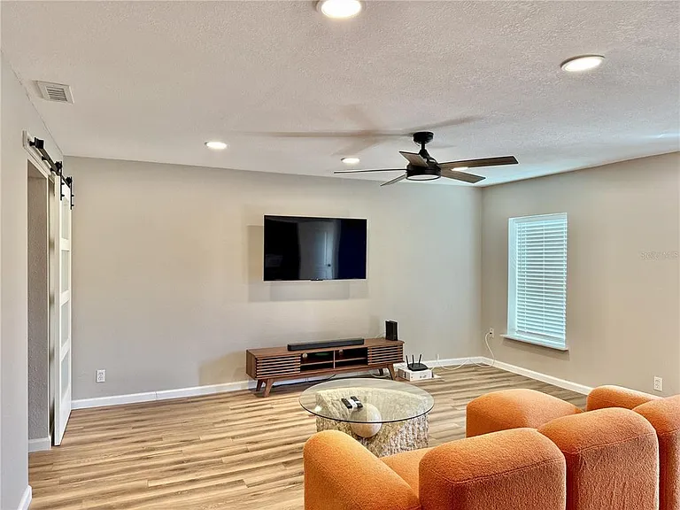 265 W Towne Pl — Photo 10