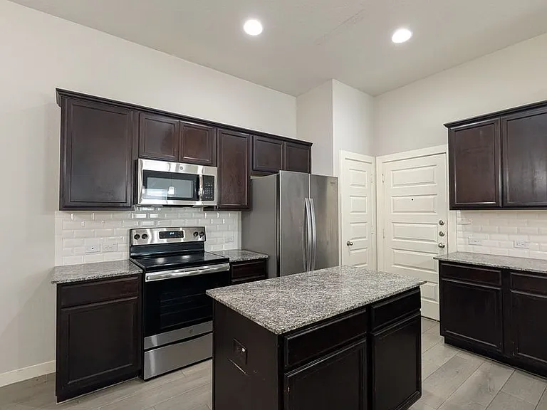2237 Avery Vlg — Photo 11