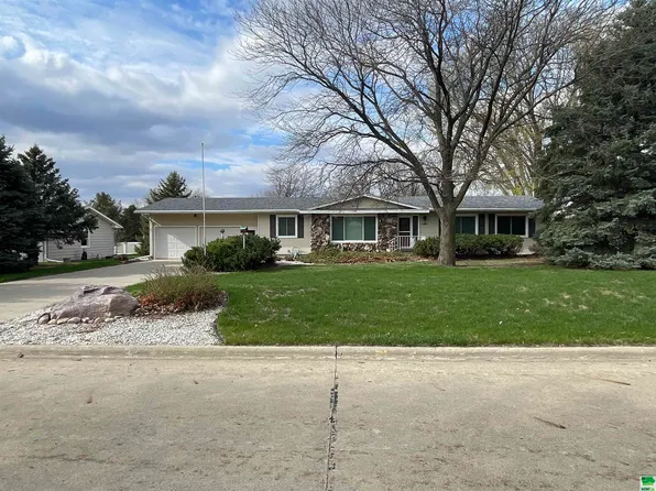 765 Fairview Dr, Moville, IA 51039