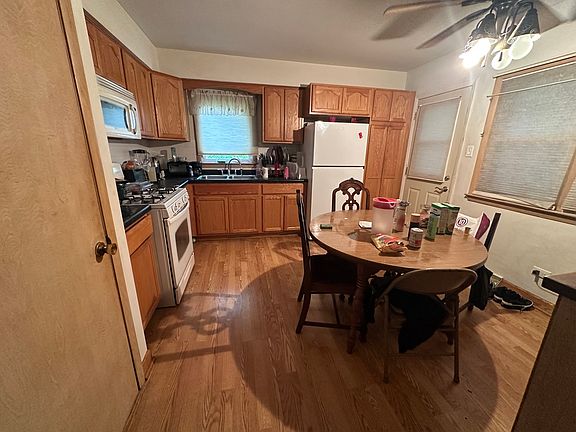 5th image of 828 Warner Ave
