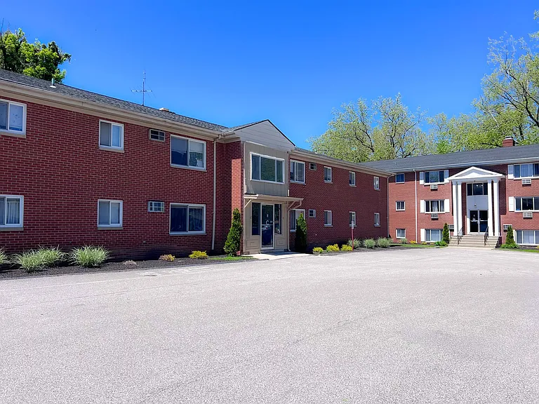 Hallwood Manor Apartments — Photo 10