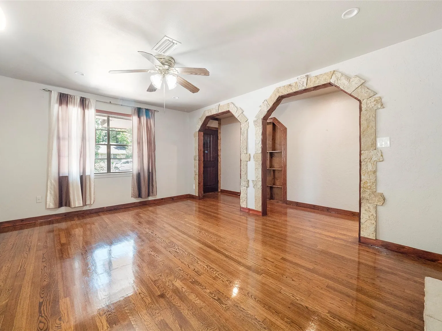 3 bed, 4.0 bath, 1400 sqft, $2,100 — Photo 4