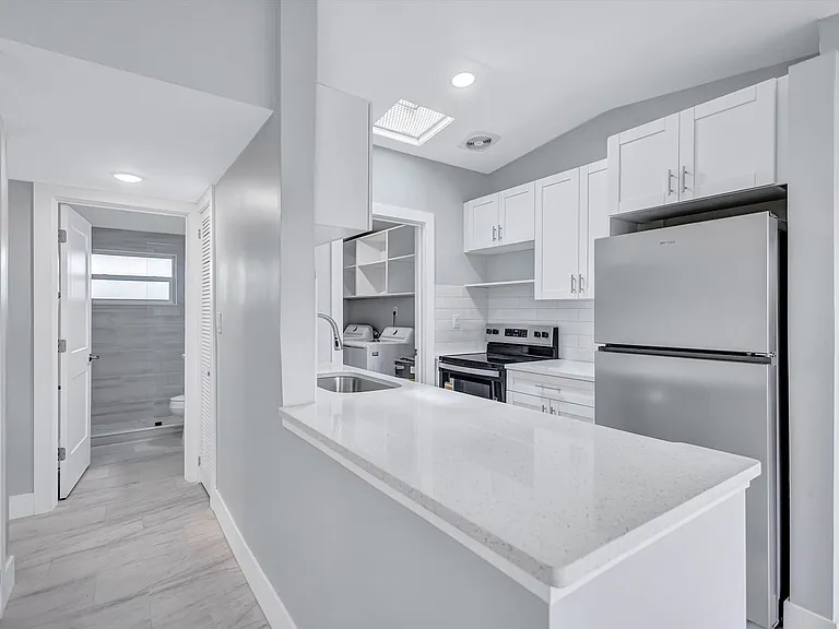 325 Capri Blvd — Photo 11