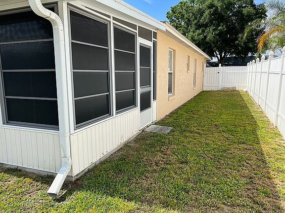 4th image of 384 Lake Daisy Dr