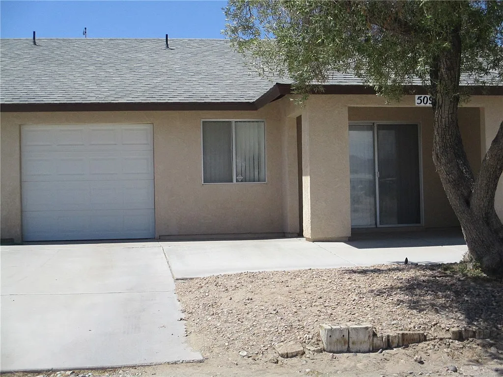 2 bed, 1.0 bath, 900 sqft, $1,100 — Photo 1