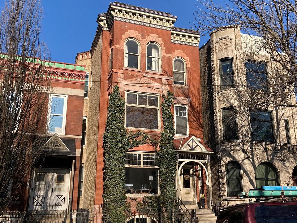 Hoyne Mansion District -- offering a lovely sunny garden apartment.