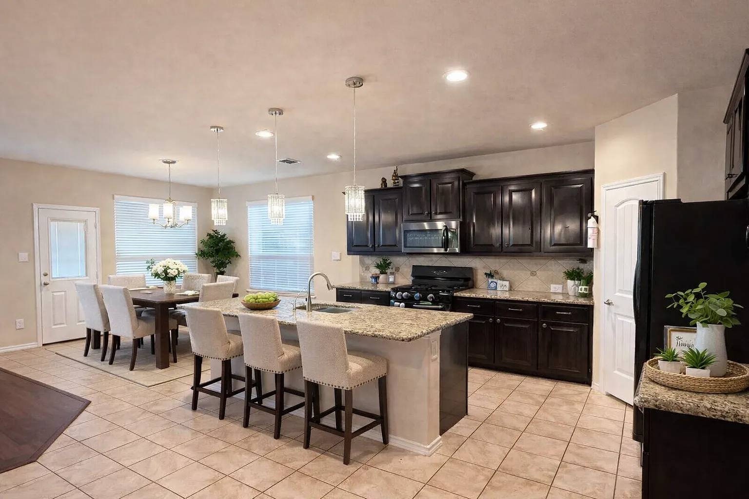 5 bed, 2837 sqft, $2,751 — Photo 3